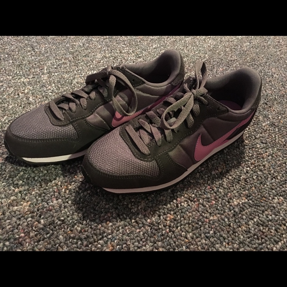 Ladies Nike sneakers